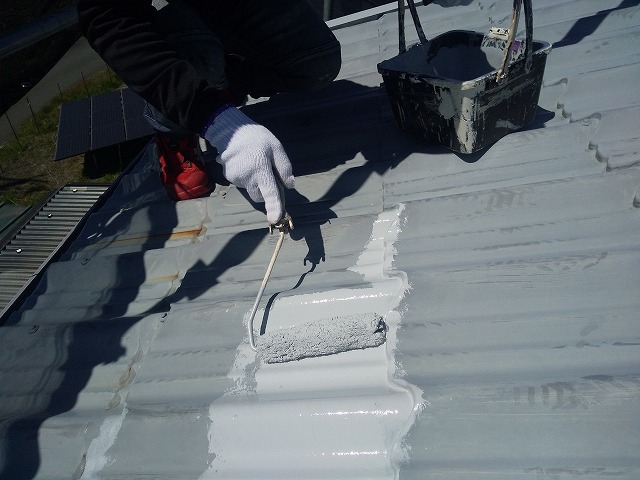 金属瓦屋根の塗装　下塗り